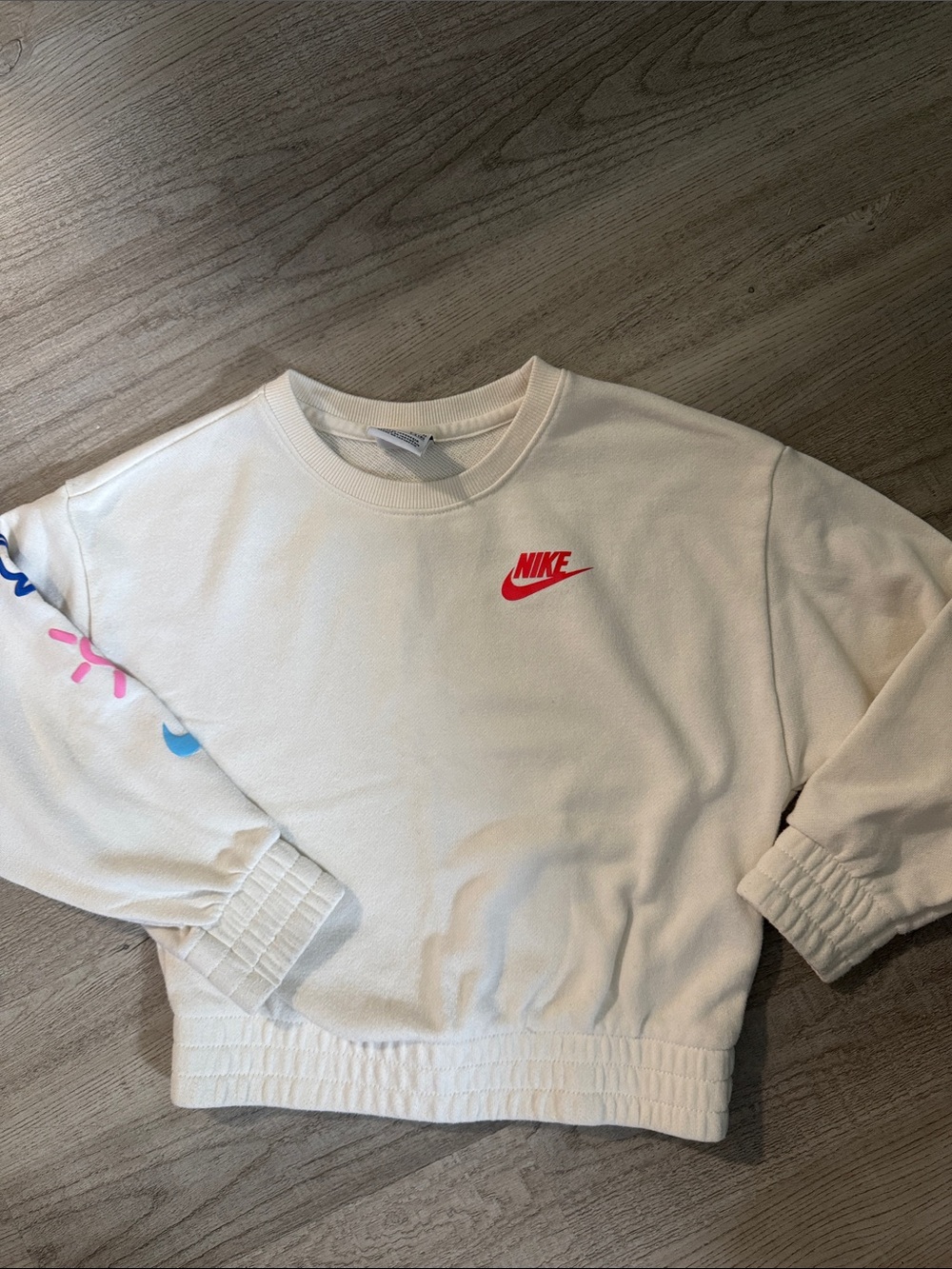 Nike Cream Kids' Crewneck Sweatshirt with Pink Logo and Sleeve Graphics